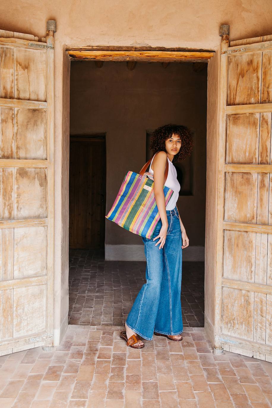 Tras analizar todas y cada una de las propuestas presentadas por la firma francesa Jacquemus sobre los infinitos campos de trigo, el parecido más que razonable de uno de sus bolsos estrella con el 'best seller' de la firma donostiarra Amor Boho ha sorprendido a los seguidores de la marca local