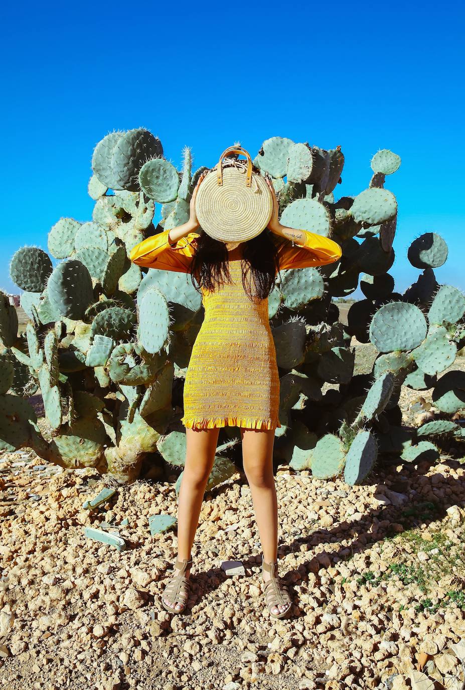 Tras analizar todas y cada una de las propuestas presentadas por la firma francesa Jacquemus sobre los infinitos campos de trigo, el parecido más que razonable de uno de sus bolsos estrella con el 'best seller' de la firma donostiarra Amor Boho ha sorprendido a los seguidores de la marca local