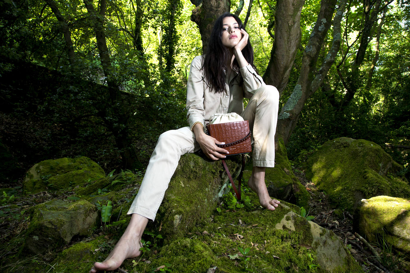 Tras analizar todas y cada una de las propuestas presentadas por la firma francesa Jacquemus sobre los infinitos campos de trigo, el parecido más que razonable de uno de sus bolsos estrella con el 'best seller' de la firma donostiarra Amor Boho ha sorprendido a los seguidores de la marca local