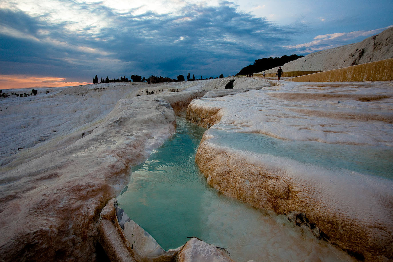 12.- Las terrazas de Pamukkale (Turquía) | El responsable de este paisaje 'extraterrestre' es el abundante bicarbonato cálcico que hay en este tramo del valle del Menderes, donde los manantiales arrastran este material creando unas cascadas que parecen de algodón. 