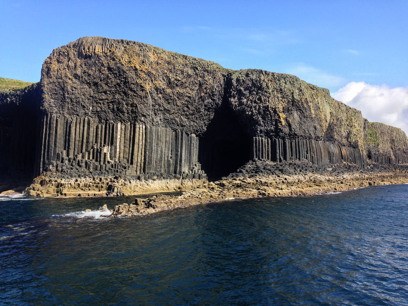 13.- Gruta de Fingal (Escocia, Reino Unido) | Esta cueva está compuesta por columnatas basálticas formadas por el enfriamiento de la lava al llegar al nivel donde ahora se encuentra el mar. 