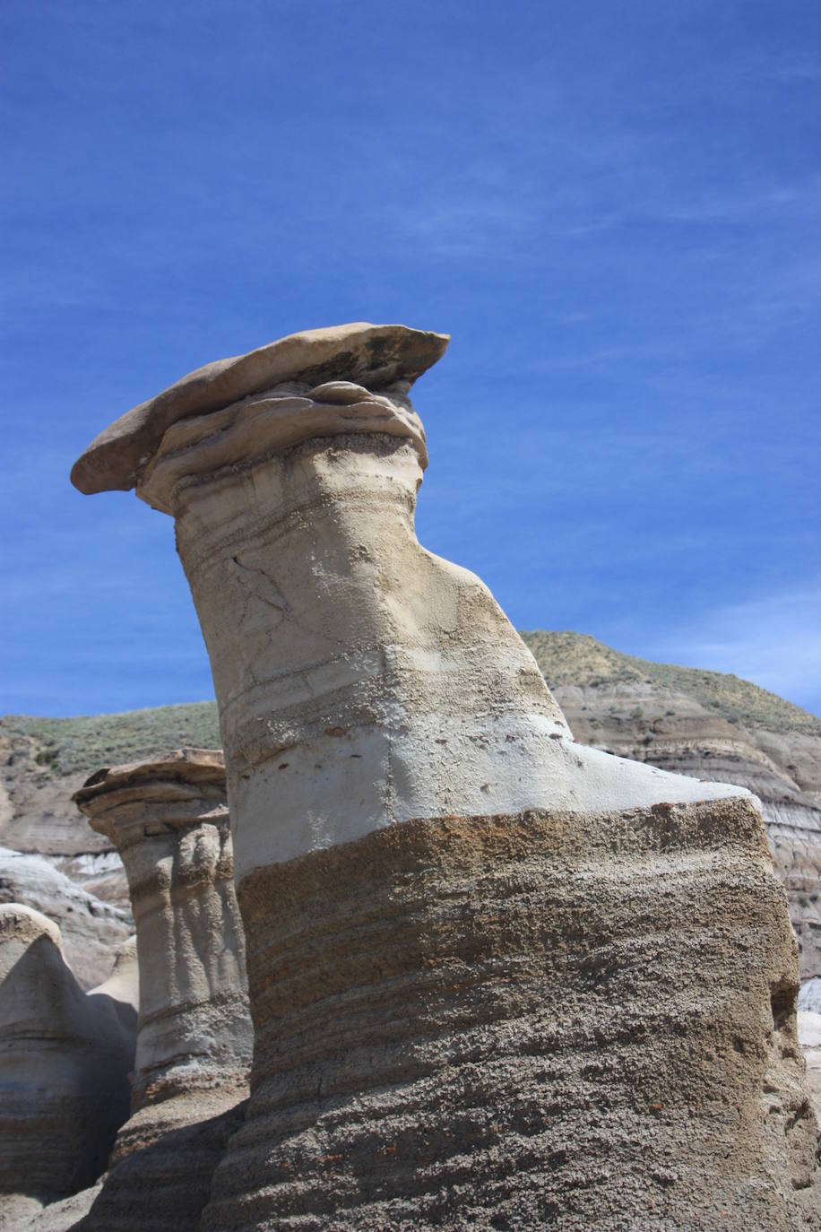 14.- Hoodoos (Badlands, Alberta; Canadá) | Estas 'chimeneas de hadas' son grandes columnas naturales constituidas a base de rocas débiles, generalmente sedimentarias, cuya cima es de roca más resistente que la protege de los efectos de la erosión. 