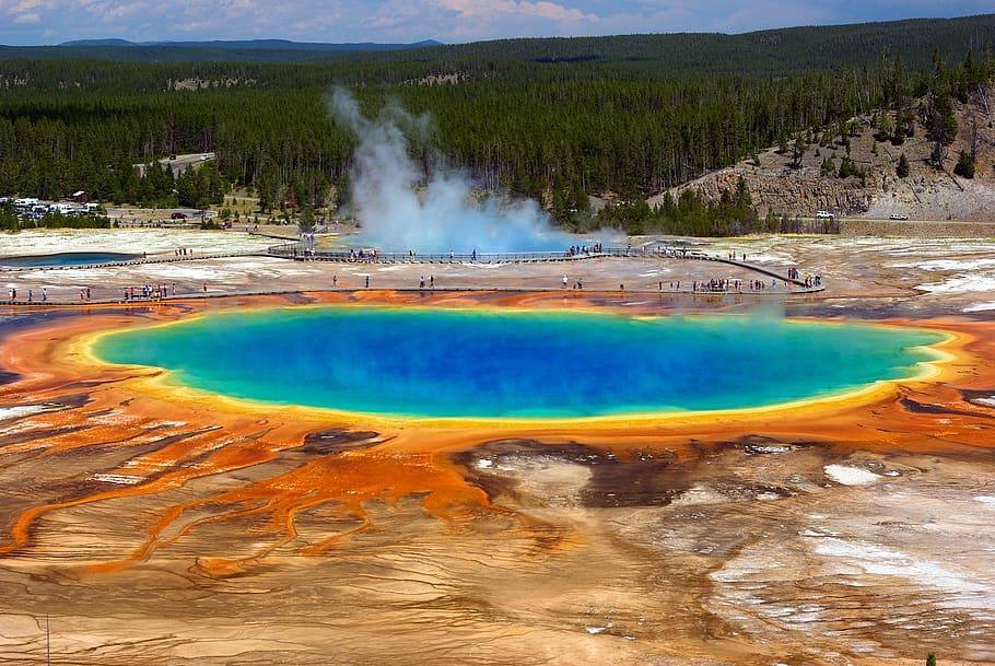 2.- Géiseres y manantiales de Yellowstone ( Yellowstone, EE.UU.) | El famoso parque está ubicado sobre la conocida como Caldera de Yellowstone, una enorme masa de magma caliente que genera géiseres, chimeneas y lagos de colores imposibles en el que los diferentes sulfatos y minerales ponen la guinda al pastel. 