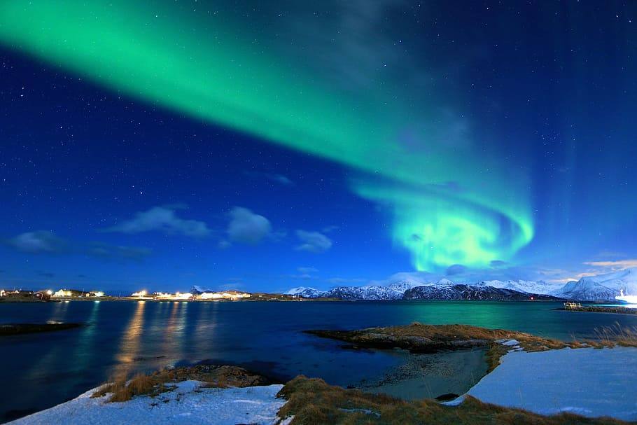 4- Las auroras boreales (Groenlandia, Islandia, Noruega, Finlandia y Suecia) | Ocurren, sobre todo, entre octubre y febrero. Tienen su origen en la liberación de la energía que la magnetosfera terrestre acumula proveniente del viento solar. Es uno de los grandes reclamos del invierno polar. 