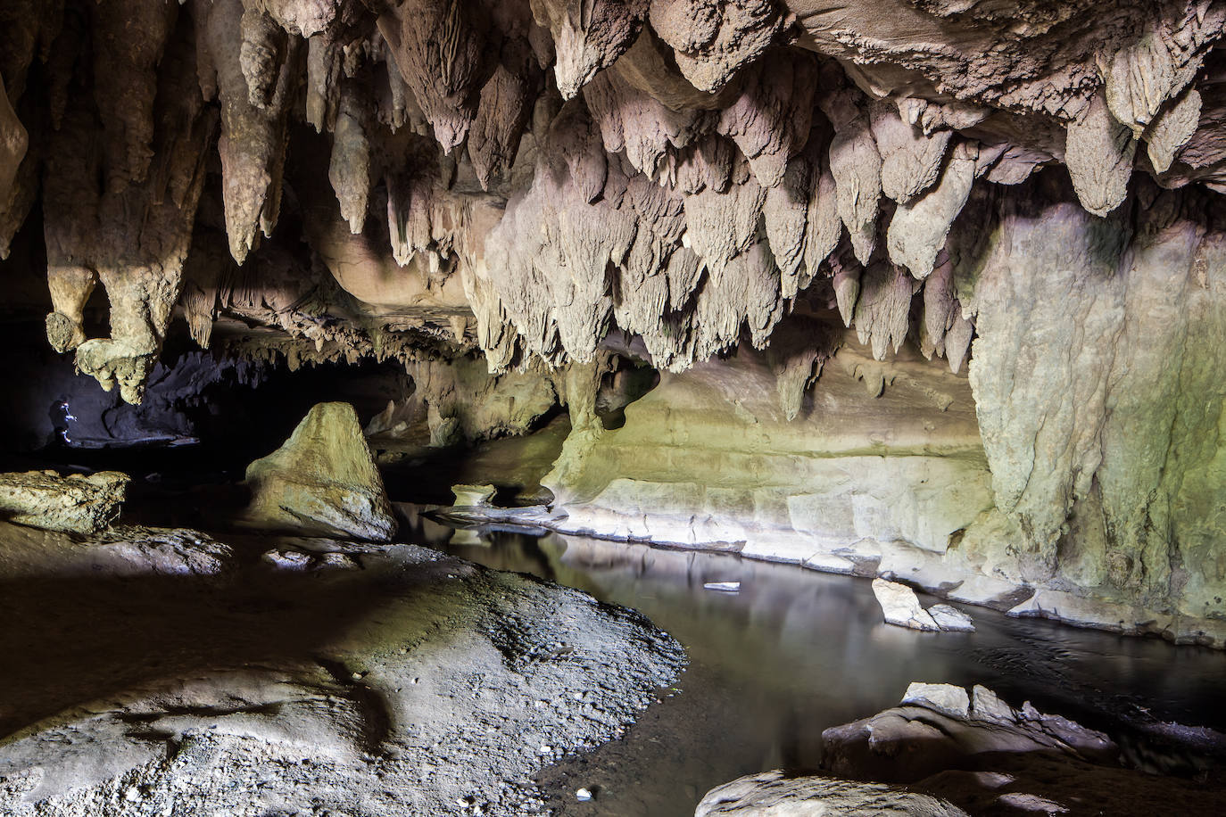 8.- La cueva de Waipu (Nueva Zelanda) | La cueva cuenta en su interior con fenómenos kársticos provocados por un tipo de gusano luminoso que, a lo largo de dos kilómetros de visita, acompaña al viajero en una experiencia inigualable. 