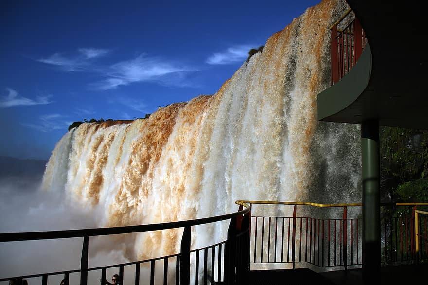 9.- Cataratas de Iguazú (Argentina y Brasil) | Más allá de su innegable belleza, lo más impresionante de estas cataratas es su red de saltos, que alcanzan la cifra de 275. 