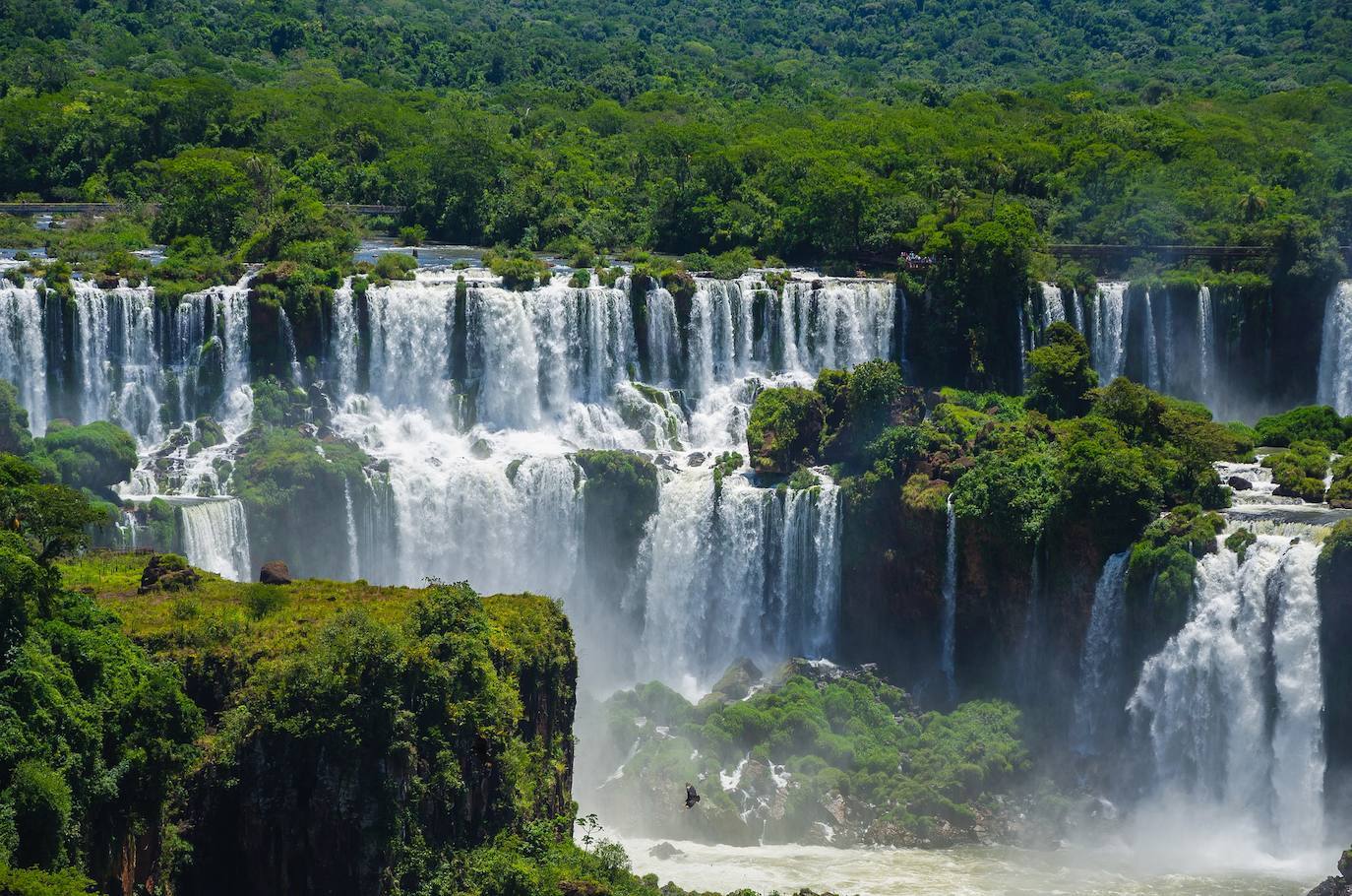 9.- Cataratas de Iguazú (Argentina y Brasil) | Más allá de su innegable belleza, lo más impresionante de estas cataratas es su red de saltos, que alcanzan la cifra de 275. 
