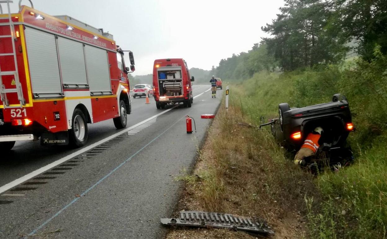El vehículo ha quedado volcado en el arcén.
