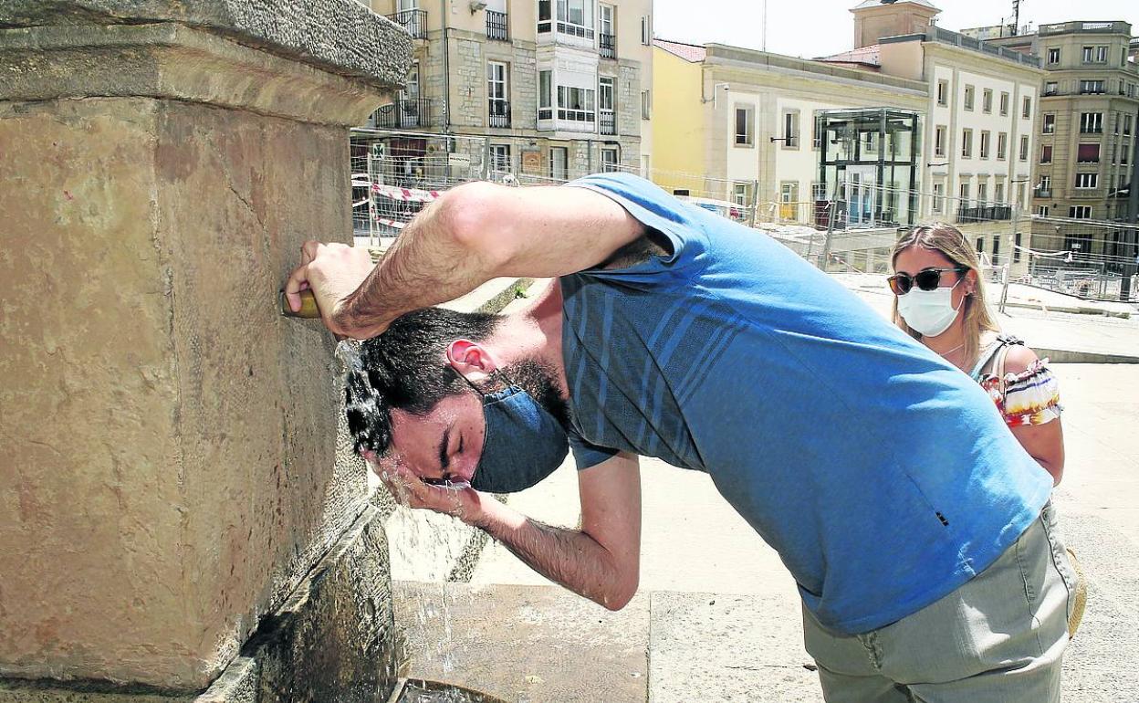 Refrescarse en la fuente es una opción para soportar mejor el calor. 