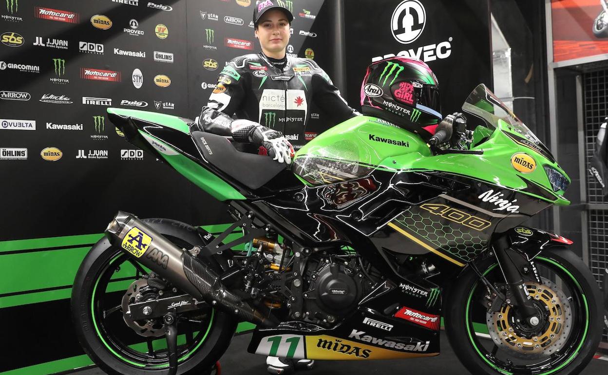 Ana Carrasco en la presentación de su temporada posando con la moto con la que espera volver a reinar. 