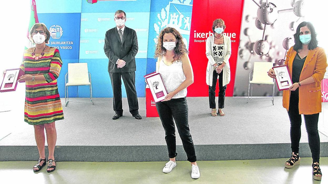 Matute, a la izquierda de la imagen, junto a las otras dos investigadoras galardonadas. Detrás, la consejera y el director de Ikerbasque. 
