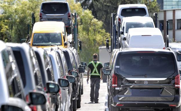 Mercedes recibe un pedido de 2.900 furgonetas para atenuar su caída en la producción