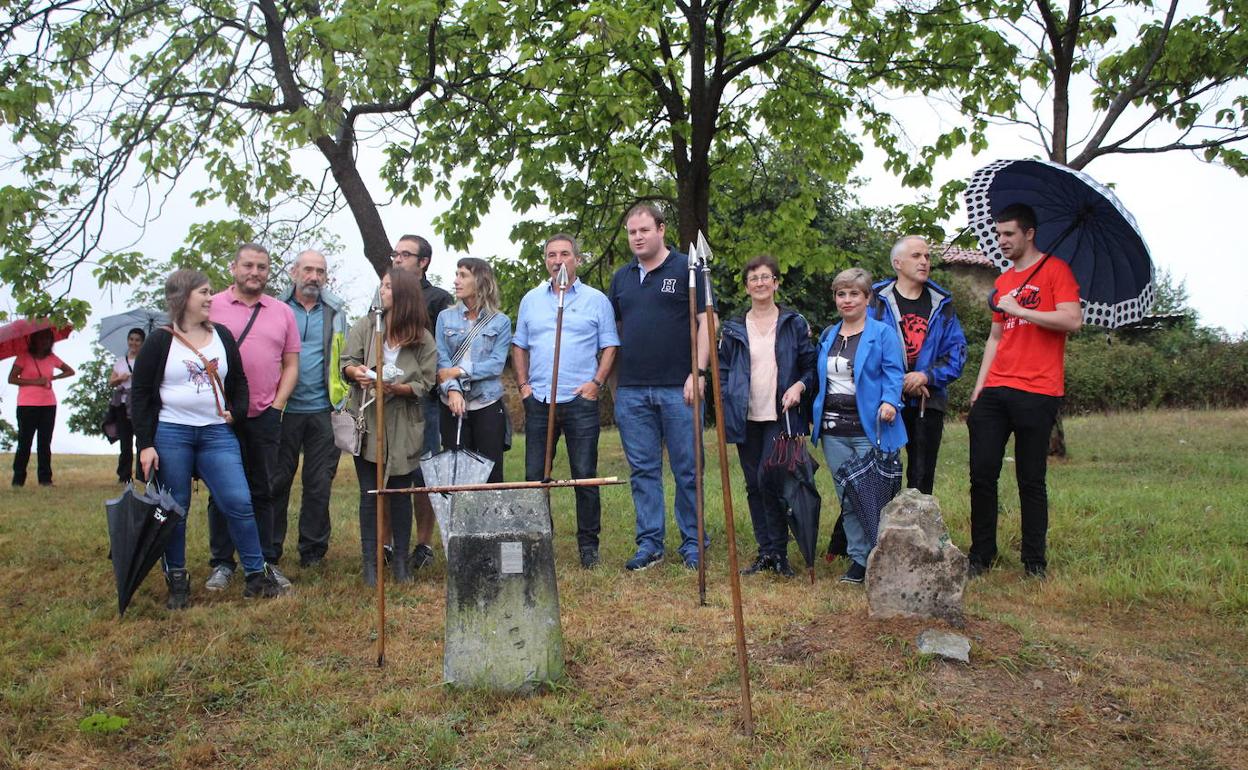 Foto de familia tras la visita a los mojones del año pasado. 