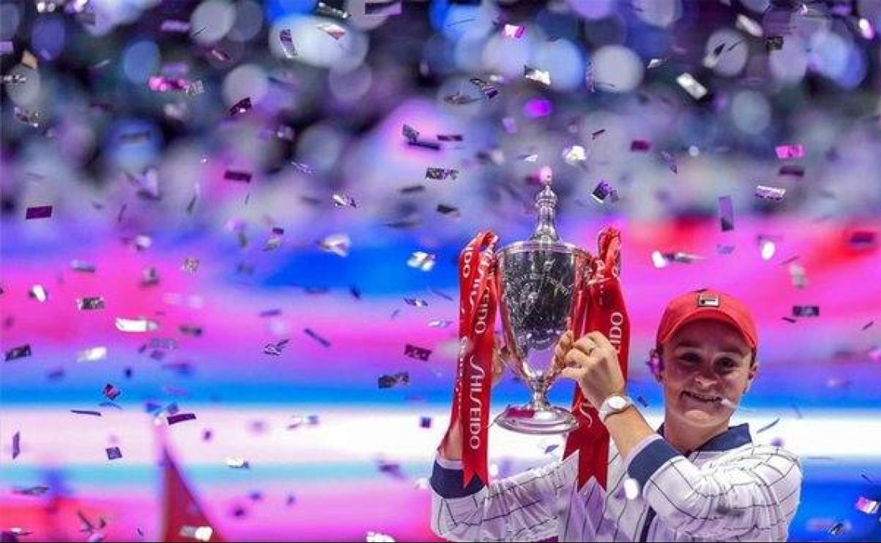 Ashleigh Barty celebrando su victoria el año pasado en las Finales de la WTA en Shenzhen. 