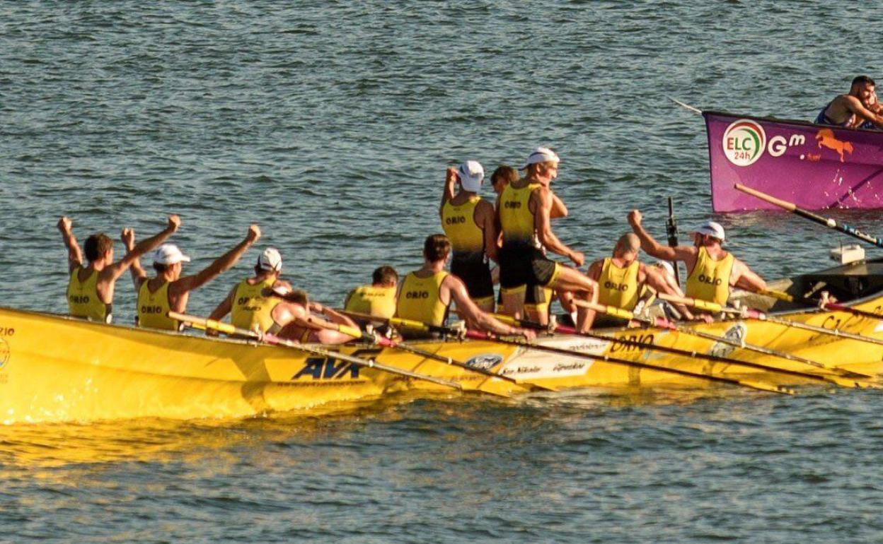 Los integrantes de la trainera de Orio celebran la victoria durante su participación en la liga puntuable Eusko Label, el pasado 18 de julio. 