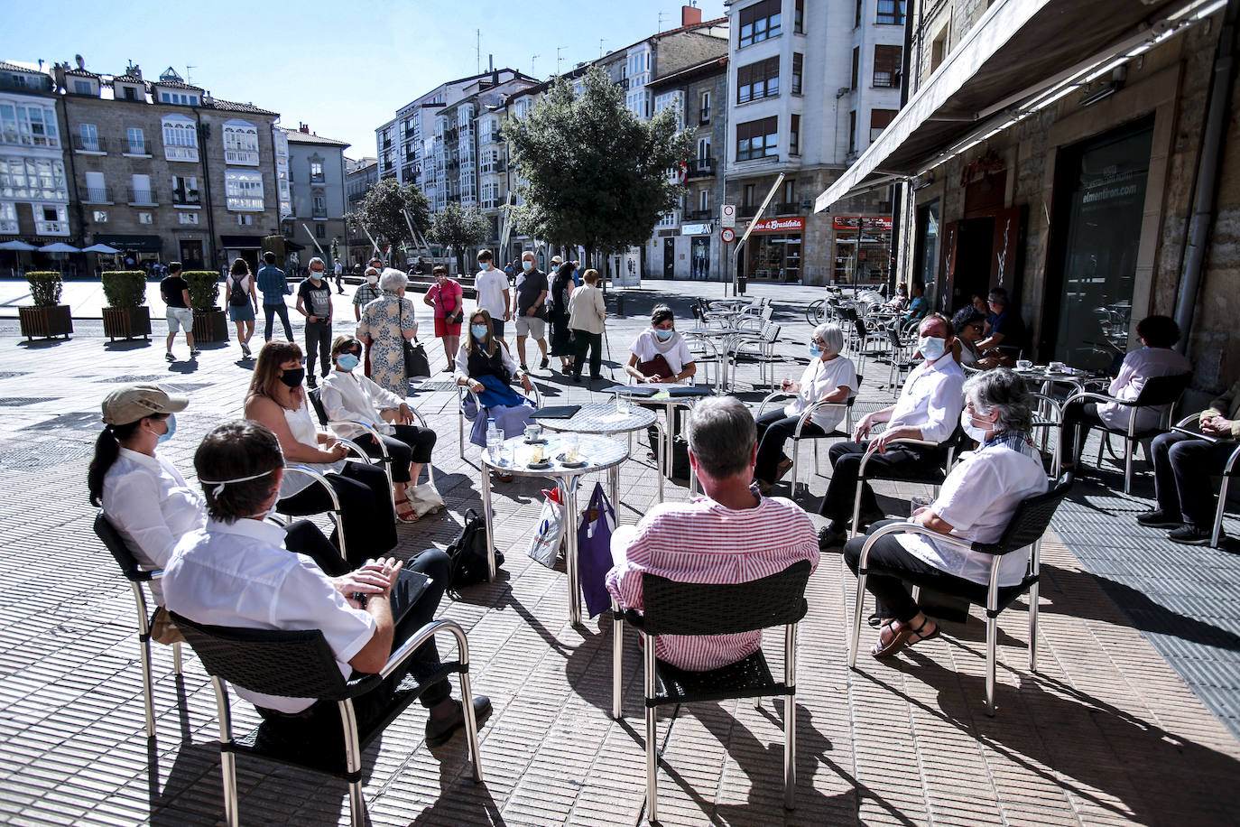 La capital alavesa vive un Día de Santiago con la agenda suspendida por la pandemia. Los vitorianos celebran el festivo sin aglomeraciones, con mascarilla y manteniendo la distancia de seguridad