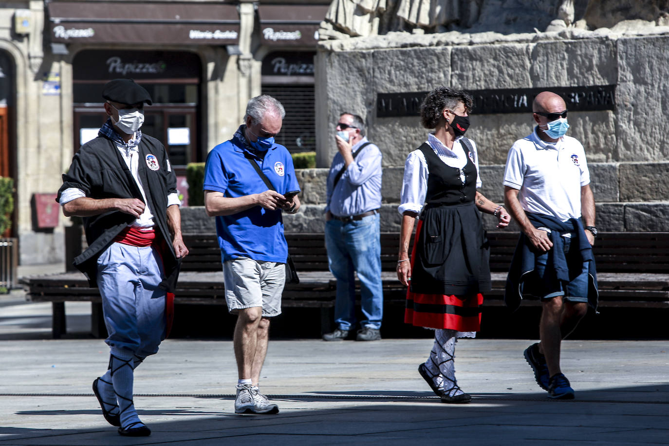 La capital alavesa vive un Día de Santiago con la agenda suspendida por la pandemia. Los vitorianos celebran el festivo sin aglomeraciones, con mascarilla y manteniendo la distancia de seguridad