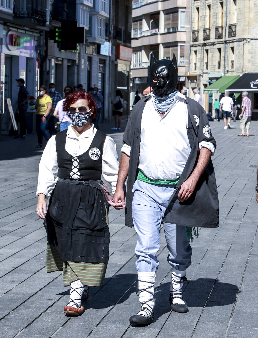 La capital alavesa vive un Día de Santiago con la agenda suspendida por la pandemia. Los vitorianos celebran el festivo sin aglomeraciones, con mascarilla y manteniendo la distancia de seguridad
