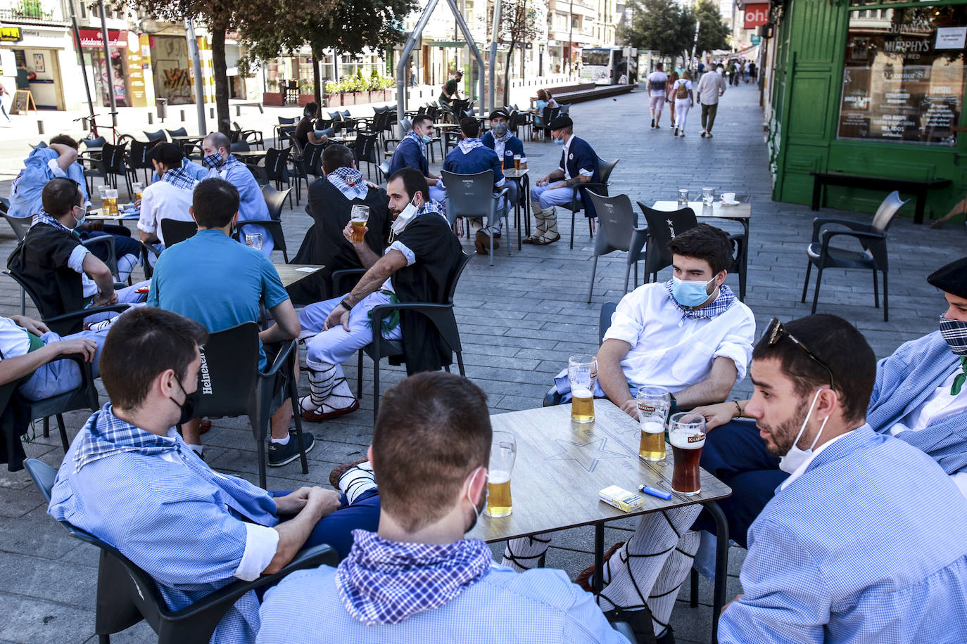 La capital alavesa vive un Día de Santiago con la agenda suspendida por la pandemia. Los vitorianos celebran el festivo sin aglomeraciones, con mascarilla y manteniendo la distancia de seguridad