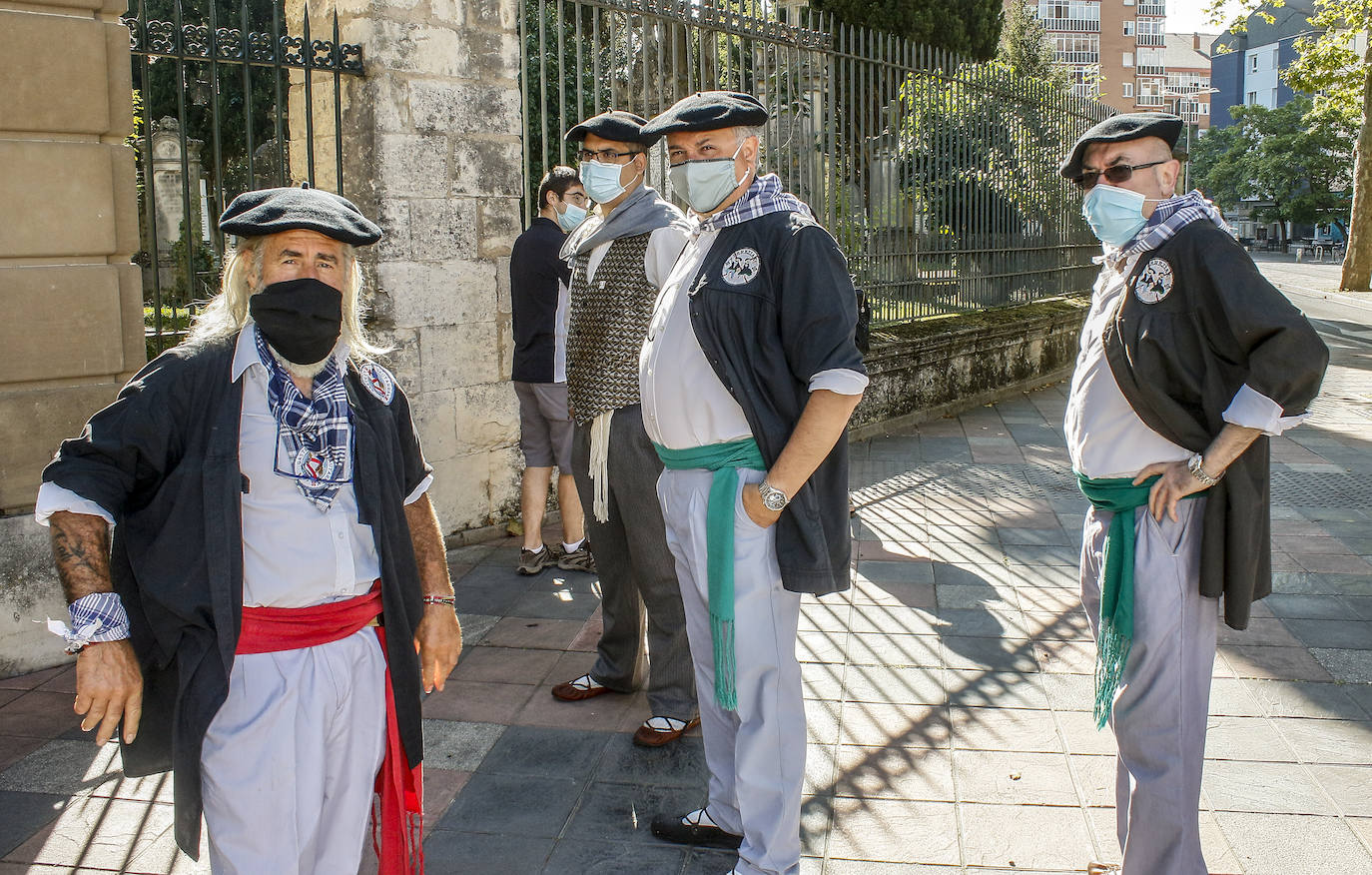 Fotos: Los blusas y neskas honran sus orígenes y sus compañeros fallecidos