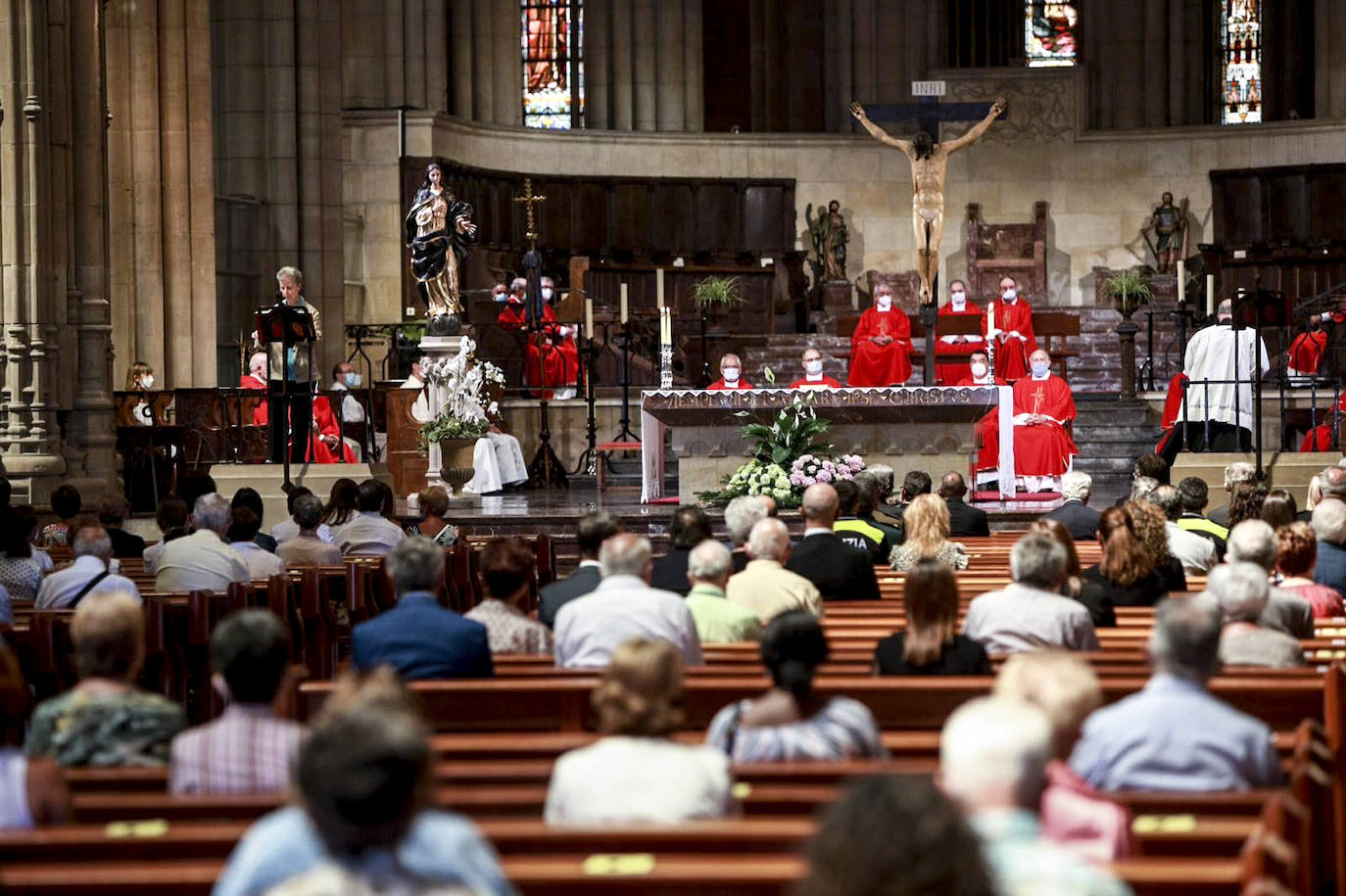 Fotos: La misa en memoria de las víctimas de la pandemia en Álava, en imágenes