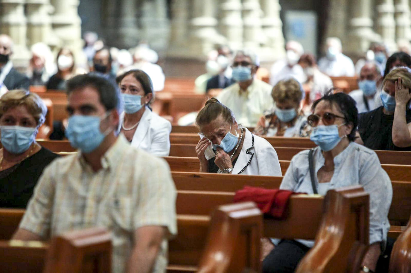 Fotos: La misa en memoria de las víctimas de la pandemia en Álava, en imágenes