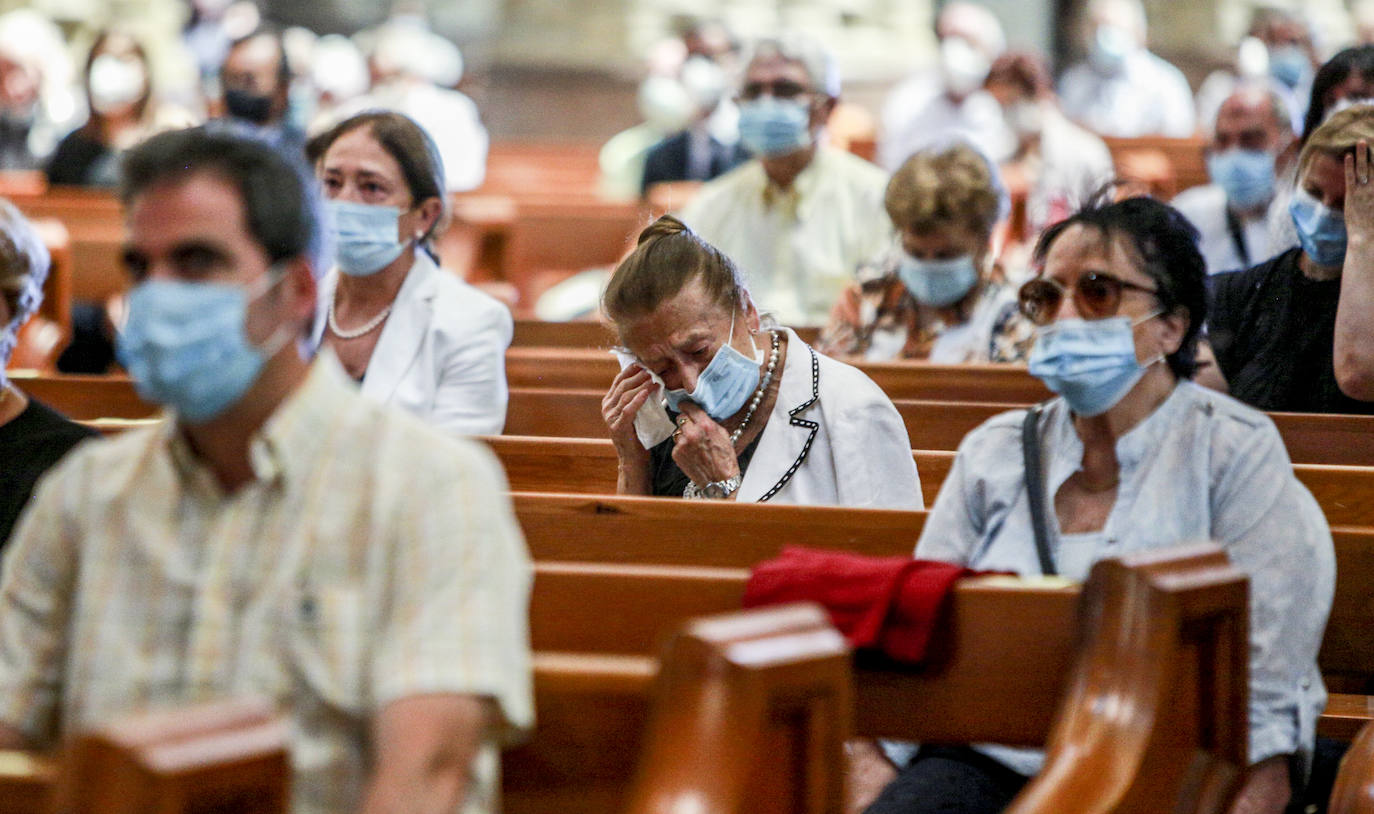 Fotos: La misa en memoria de las víctimas de la pandemia en Álava, en imágenes