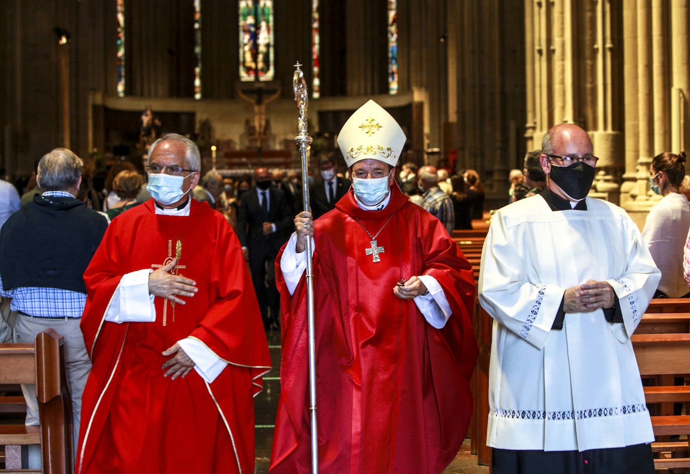 Fotos: La misa en memoria de las víctimas de la pandemia en Álava, en imágenes