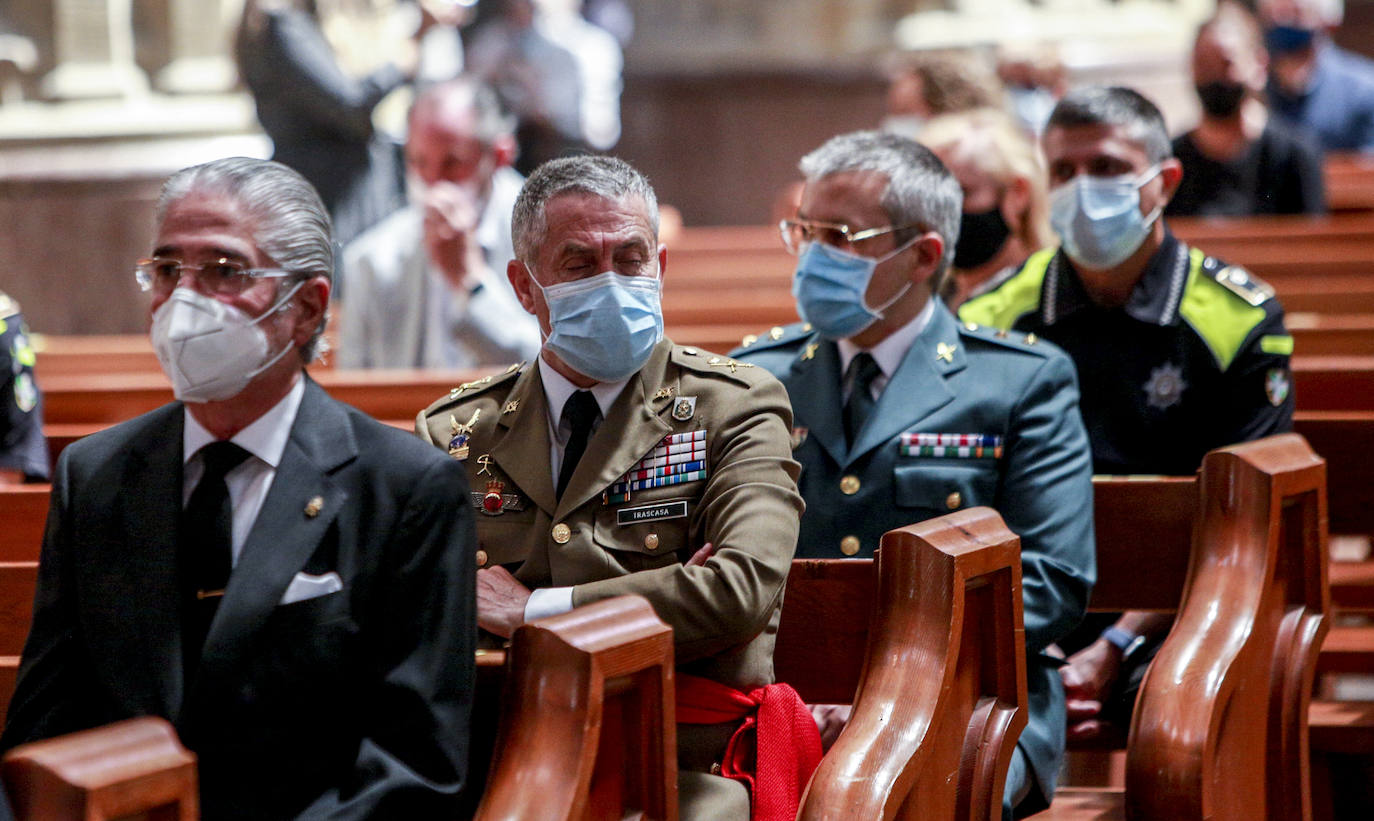 Fotos: La misa en memoria de las víctimas de la pandemia en Álava, en imágenes