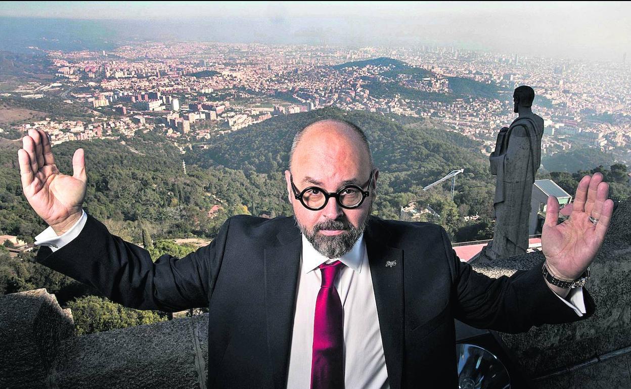 Carlos Ruiz Zafón, con Barcelona a sus espaldas, la ciudad donde nació y que le sirvió de fuente de inspiración. 