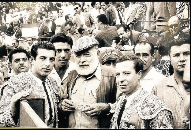 Hemingway, con Antonio Ordóñez y Pepe Luis Vázquez. Disfrutó diez veces de los sanfermines, entre 1923 y 1959. 