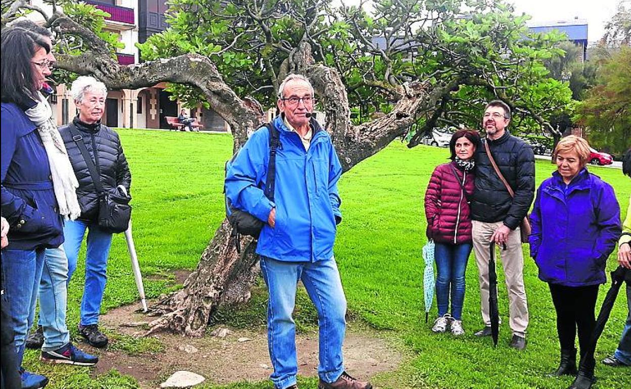 Gustavo Iduriaga, ante la higuera famosa de la ruta de Pinilla. 