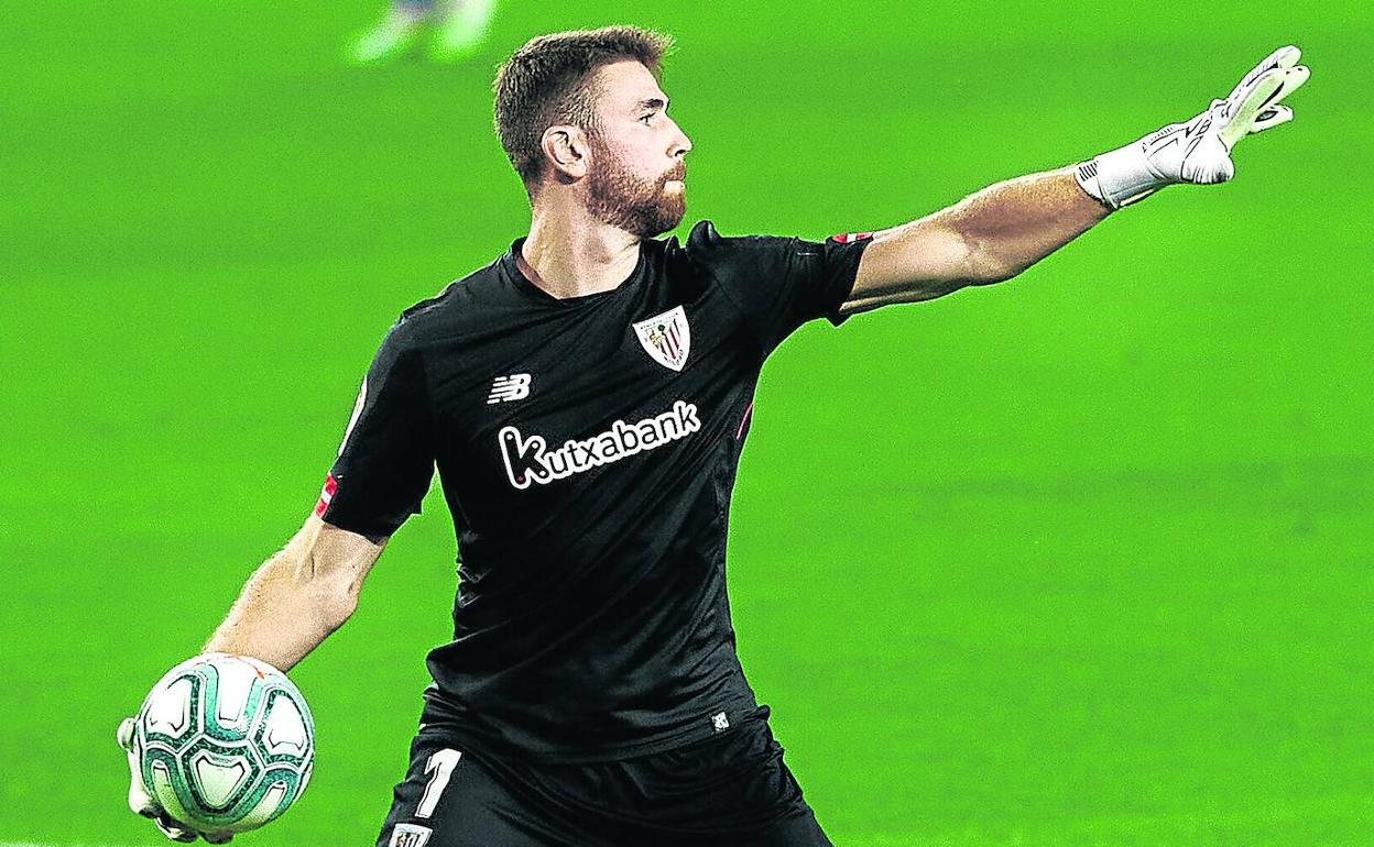 Simón busca a un compañero en un encuentro de esta temporada. 