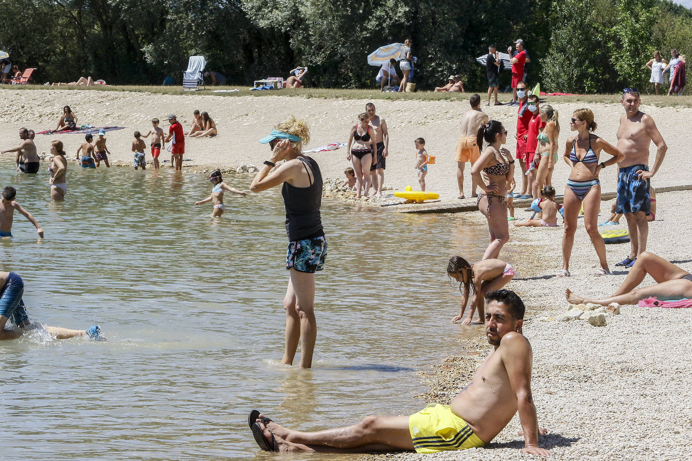 Fotos: Los embaleses alaveses se llenan de bañistas