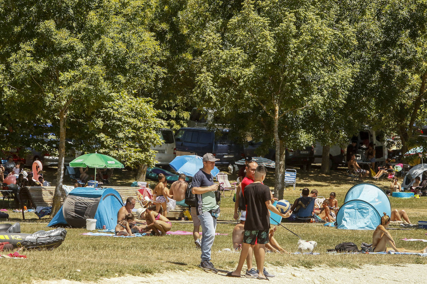 Fotos: Los embaleses alaveses se llenan de bañistas