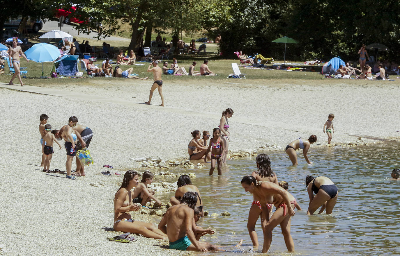 Fotos: Los embaleses alaveses se llenan de bañistas
