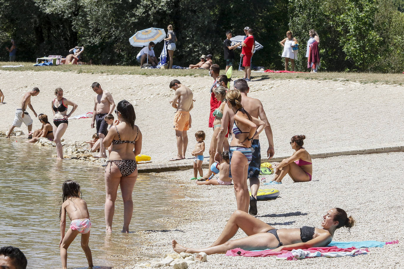 Fotos: Los embaleses alaveses se llenan de bañistas