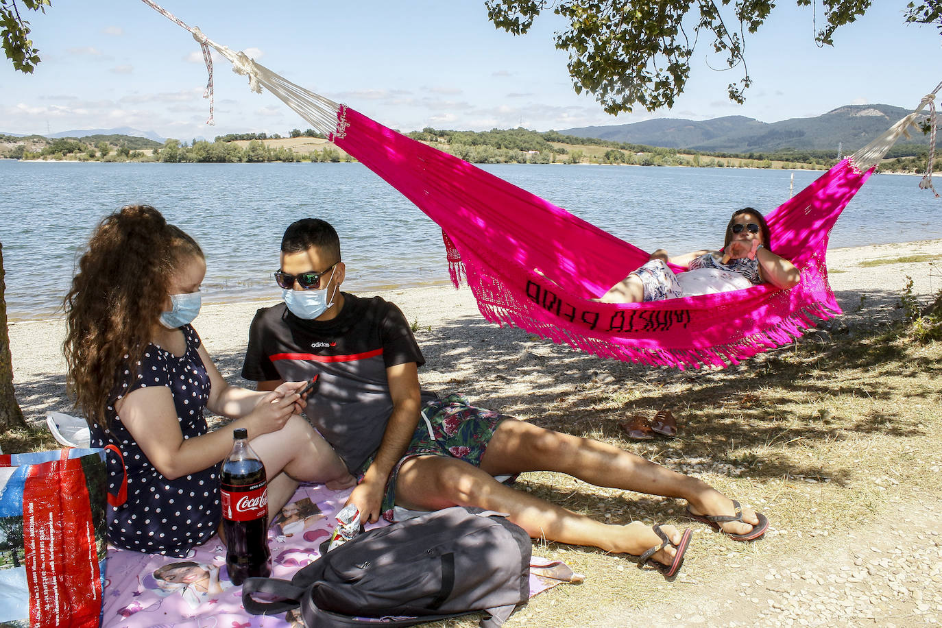 Fotos: Los embaleses alaveses se llenan de bañistas