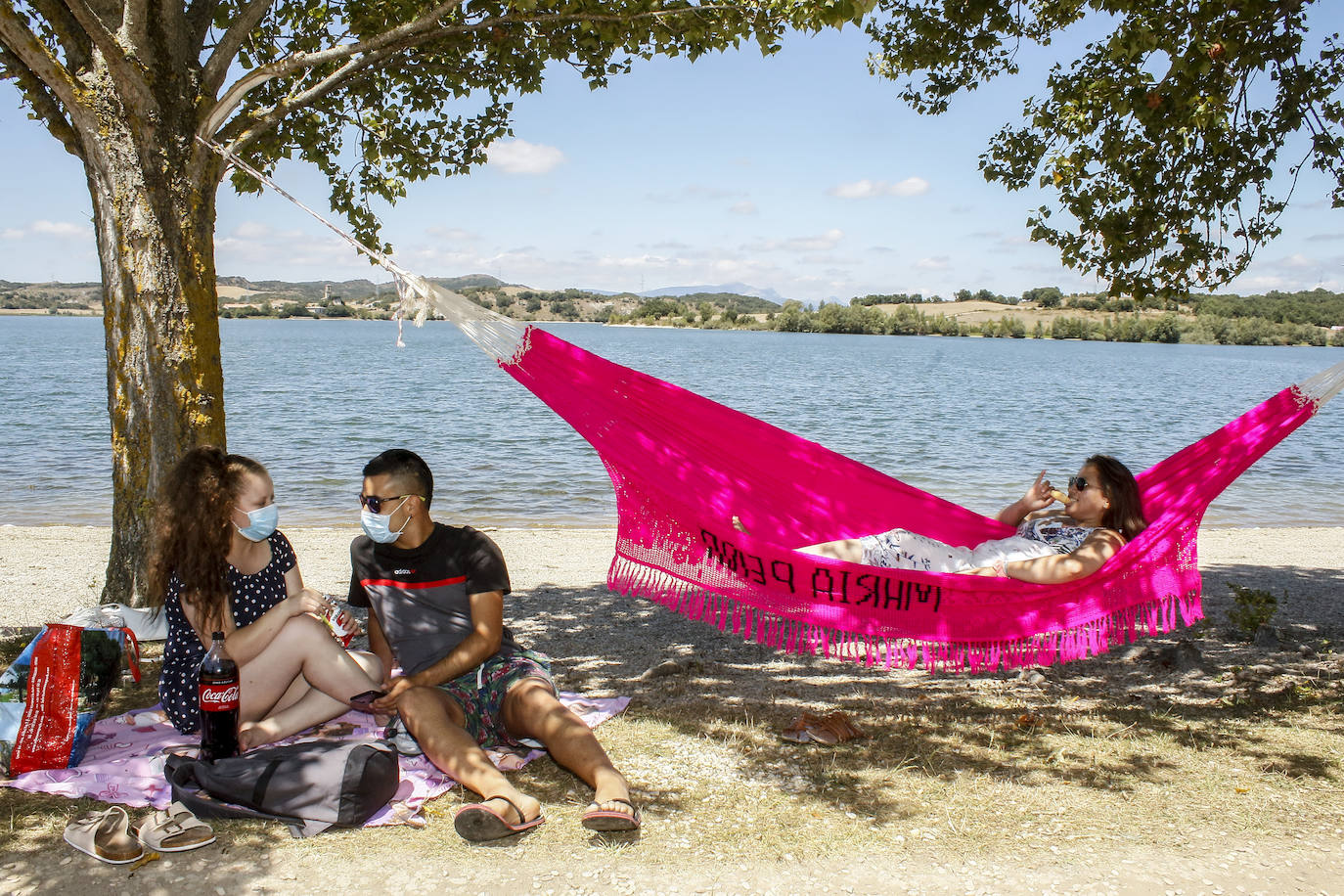 Fotos: Los embaleses alaveses se llenan de bañistas