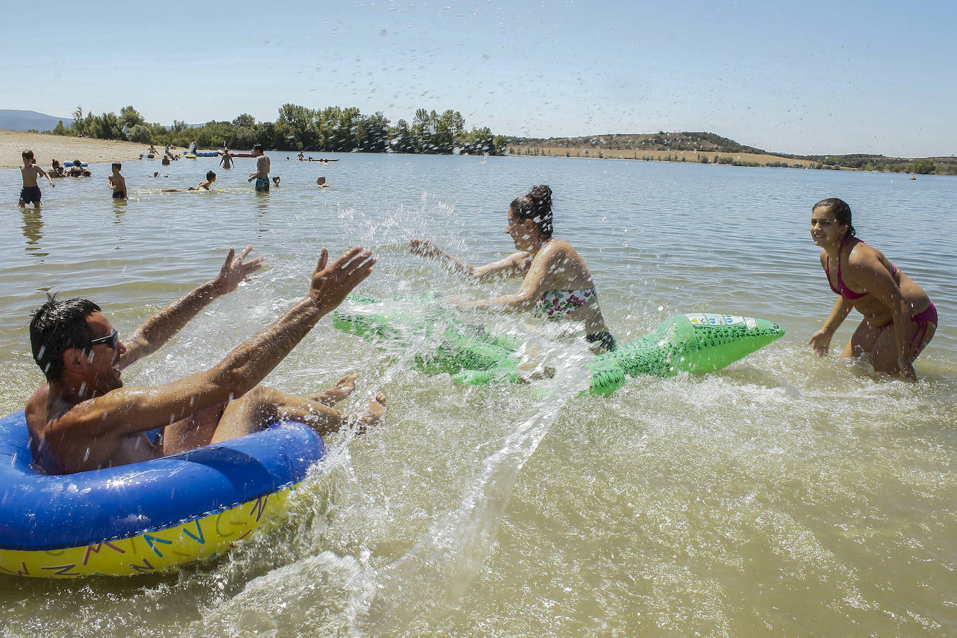 Fotos: Los embaleses alaveses se llenan de bañistas