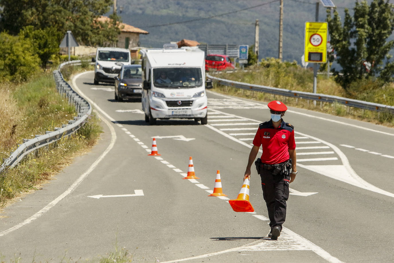 Fotos: Los embaleses alaveses se llenan de bañistas