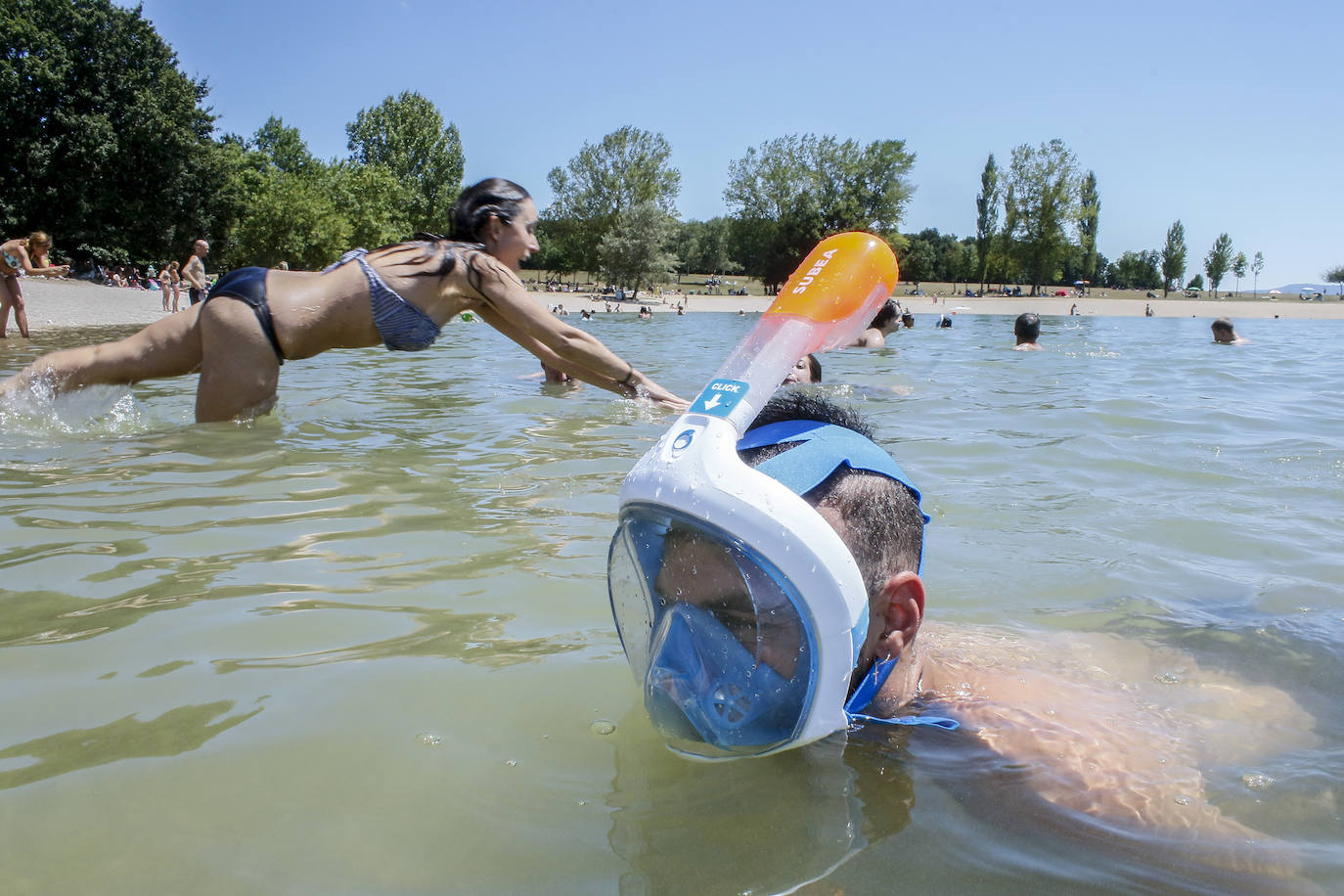 Fotos: Los embaleses alaveses se llenan de bañistas