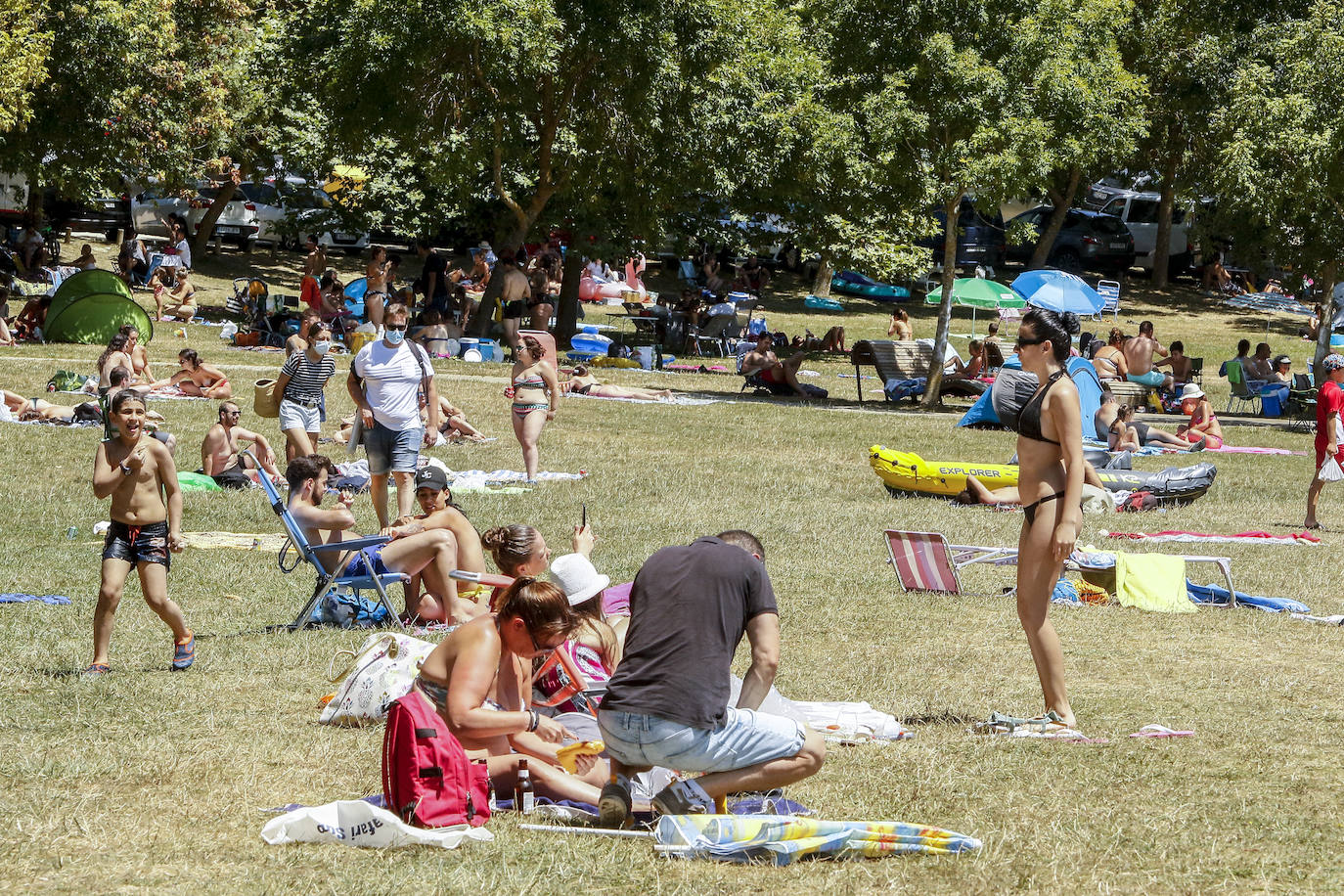 Fotos: Los embaleses alaveses se llenan de bañistas