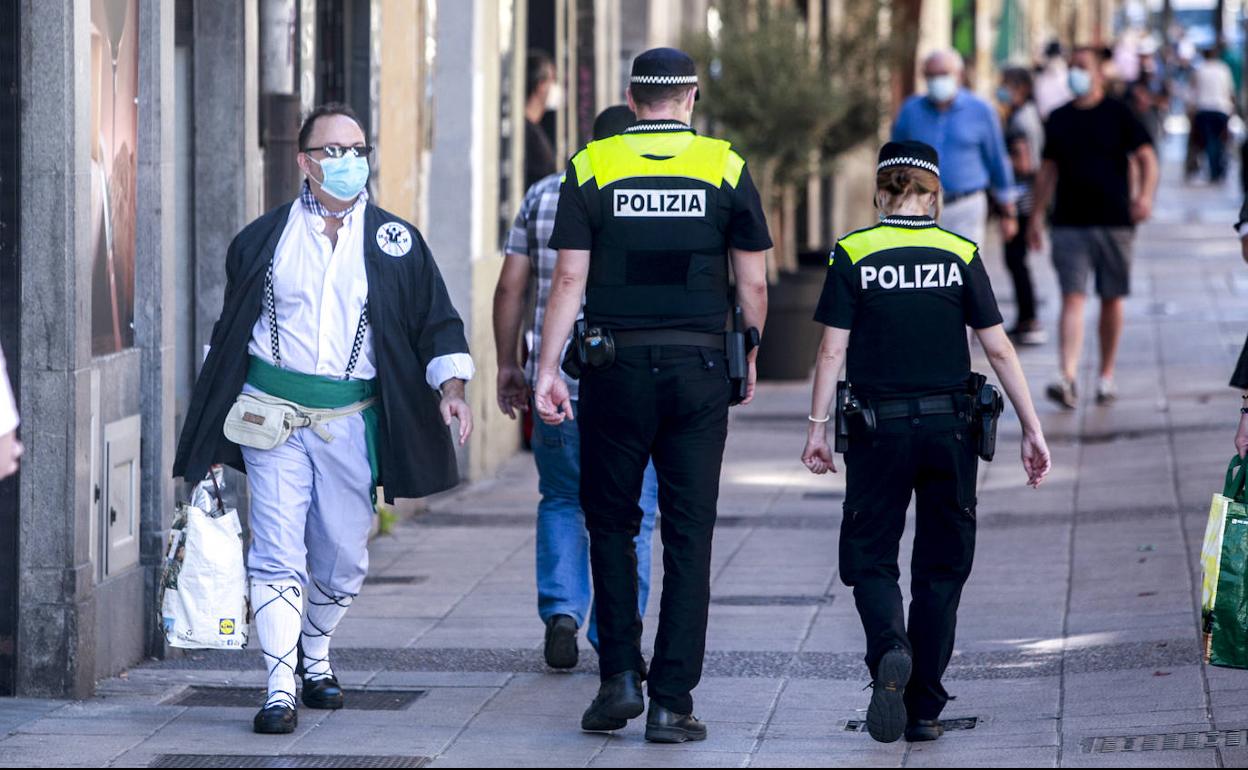 Una patrulla vigila las calles del centro en la jornada festiva.