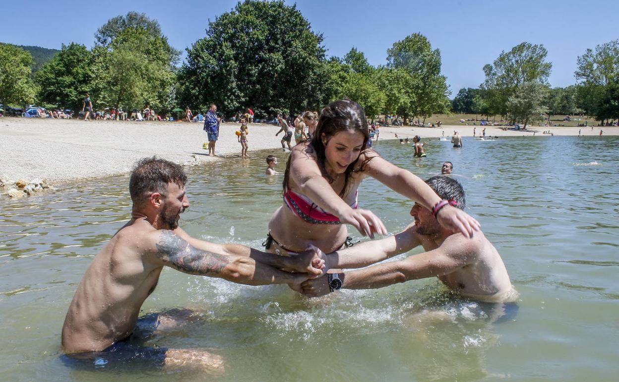Cientos de alaveses disfrutan de las playas del embalse