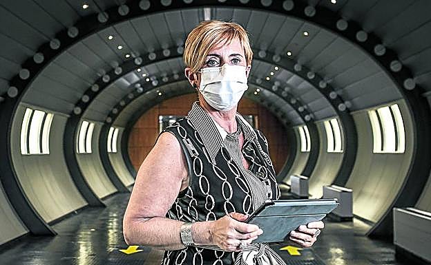 Arantxa Tapia, el viernes en el pasadizo que conecta los dos edificios del Gobierno vasco en Lakua, en Vitoria. 