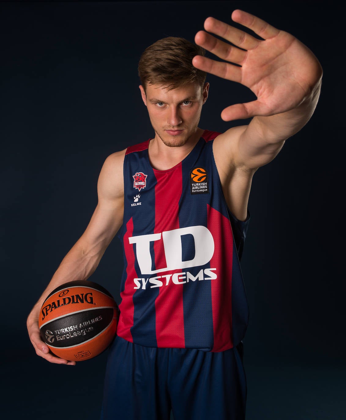 El azulgrana forma parte de la identidad baskonista. Por ello, la nueva primera equipación de TD Systems Baskonia para la temporada 2020-21 lucirá los colores más clásicos: azul y grana.