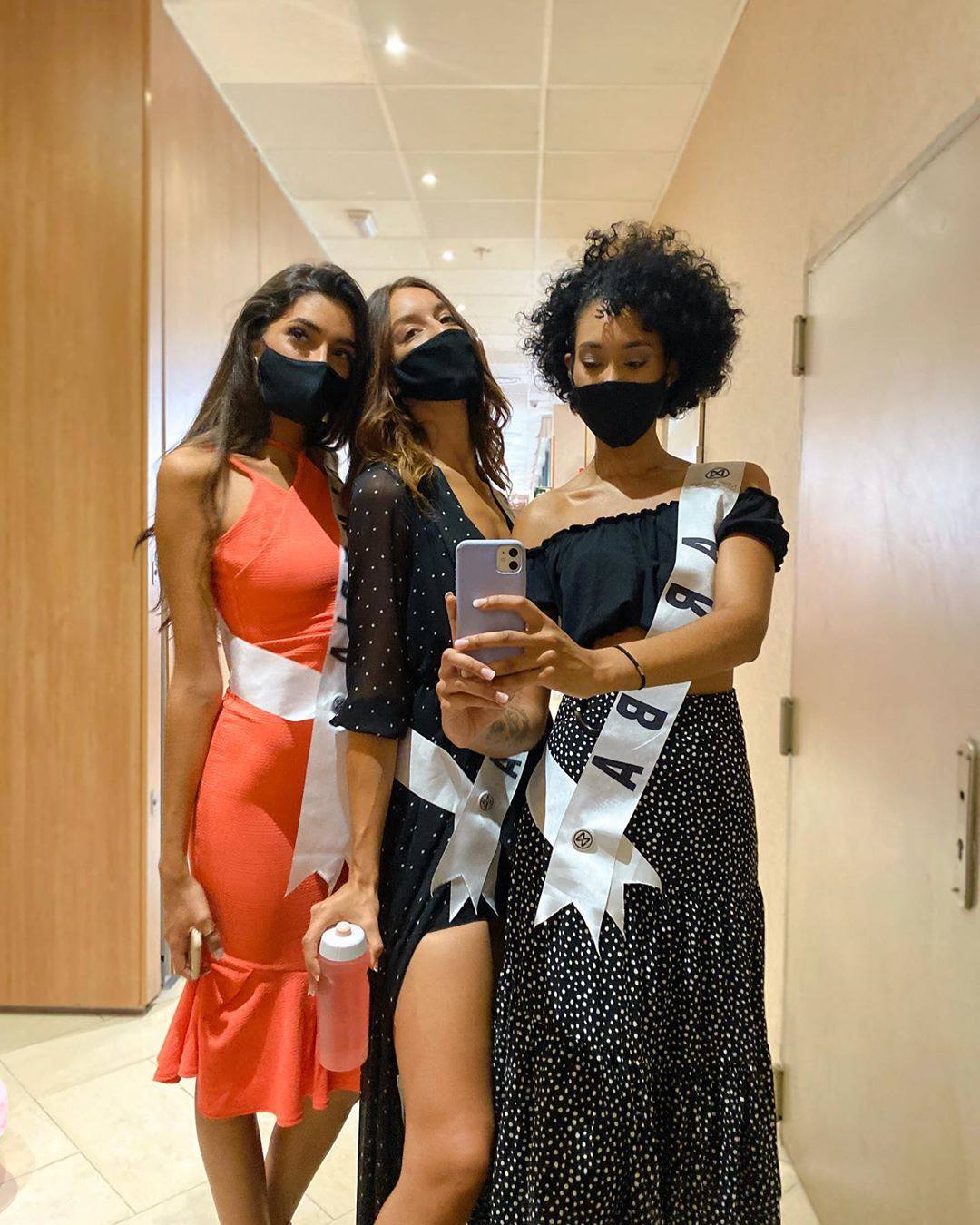 'Outfit' más desenfadado de Rubely que posa junto a otras dos candidatas del certamen con falda larga de estampado de lunares y 'top' negro fruncido. 