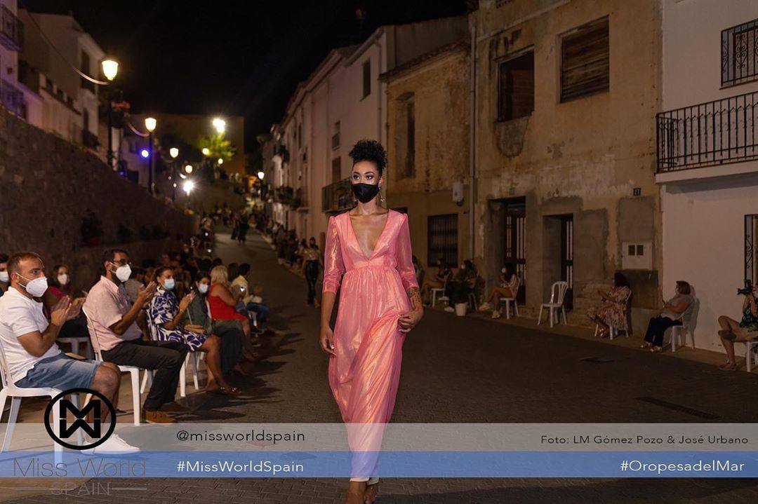 Rubely luce el vestido 'Jimena' de la ultima colección de Patricia Zaragoza con corte en la cintura, fruncido en las mangas y escote pico. Se trata de un diseño 100% 'made in Spain' y tiene un precio de 200 euros. Fue el elegido por la modelo para la prueba Top Model.