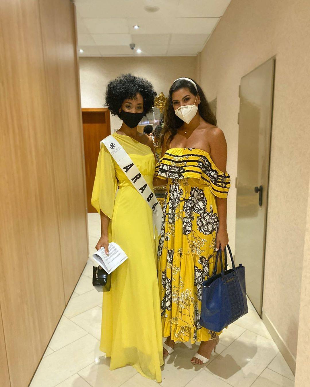 Rubely eligió para una de las noches de la concentración este favorecedor vestido amarillo hasta los pies y con una sola manga. Es de la tienda Mary Peich Moda de Mieres. En la foto junto a la modelo Sofía del Prado.